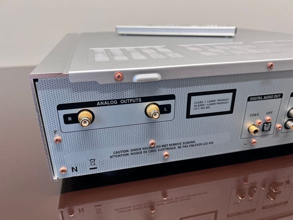 Vergulde analoge RCA-uitgangen op de achterzijde van de Marantz SA-15S1