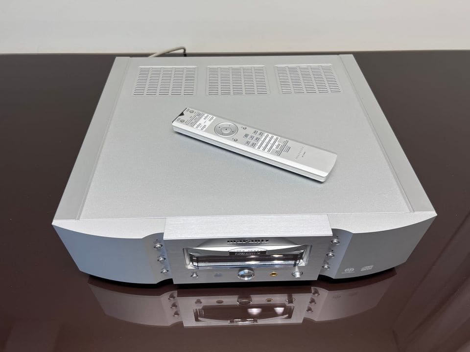 Marantz SA-15S1 van bovenaf met ventilatieopeningen en afstandsbediening
