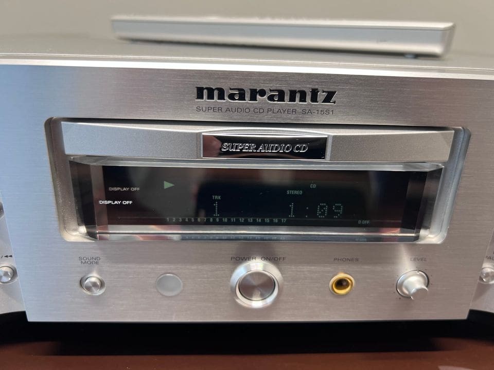 Display en lade met Super Audio CD-opschrift van de Marantz SA-15S1