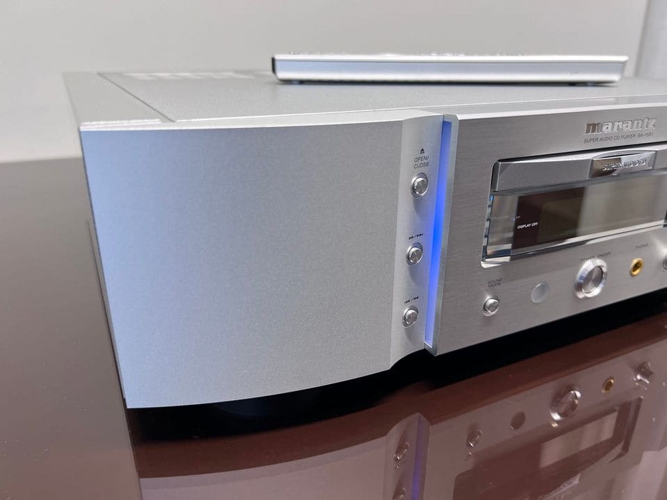 Gebogen aluminium zijwangen en blauwe verlichting van de Marantz SA-15S1