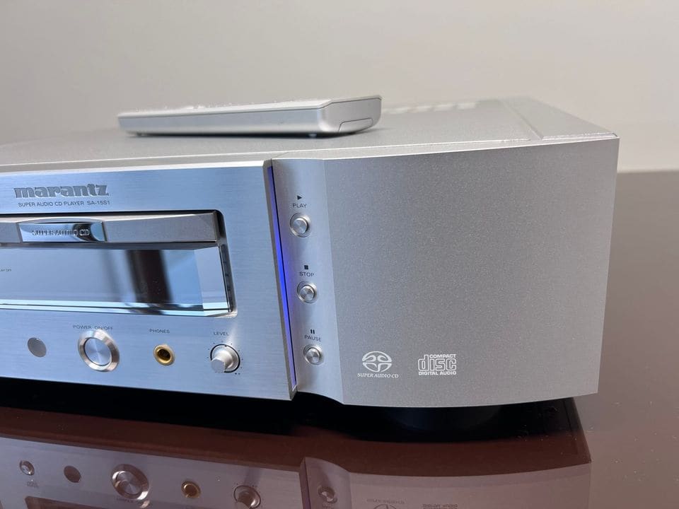 Rechterzijde van het front met SACD- en CD-logo van de Marantz SA-15S1