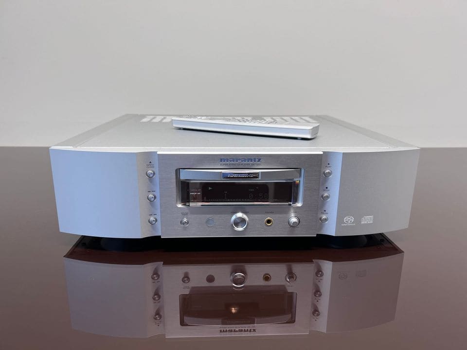 Zilveren Marantz SA-15S1 SACD-speler met afstandsbediening erop, vooraanzicht