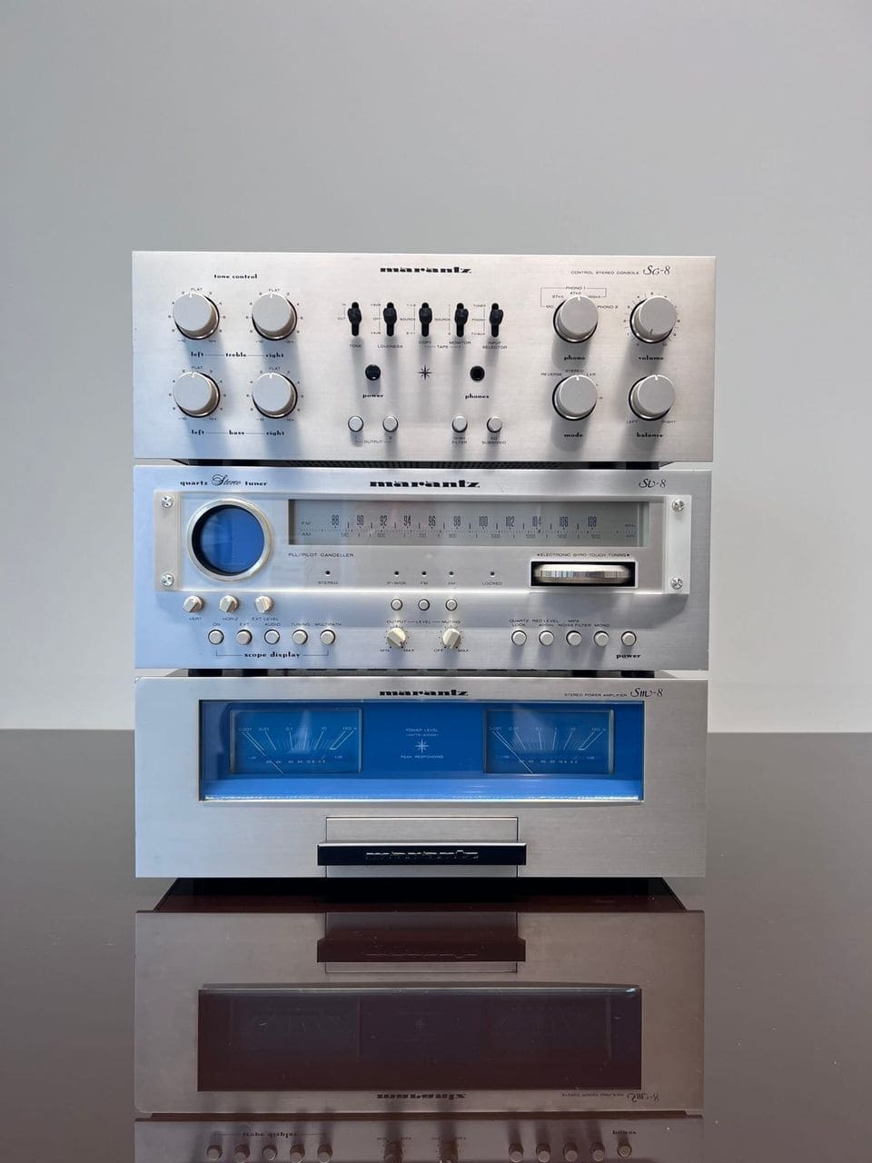 Marantz Esotec SC-8 voorversterker, ST-8 tuner en SM-8 eindversterker gestapeld, vooraanzicht