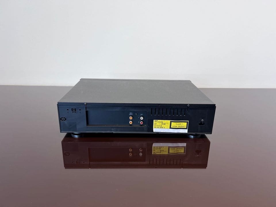 Achterkant van de Philips CD 600 met cinch-uitgangen en gele typesticker