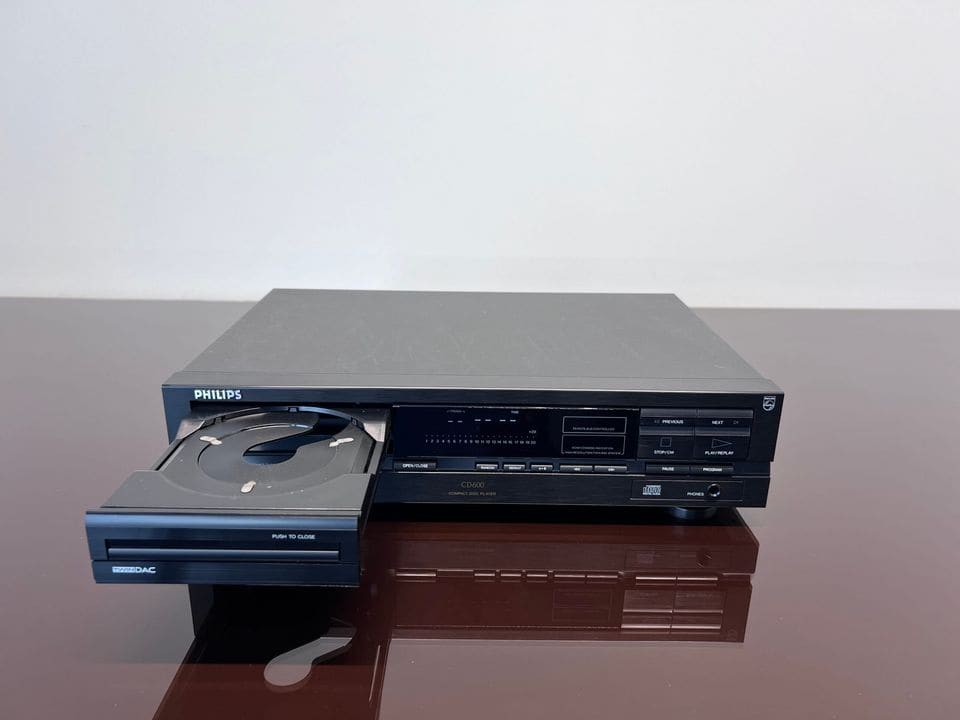 Philips CD 600 met geopende cd-lade, vooraanzicht op een spiegelende tafel