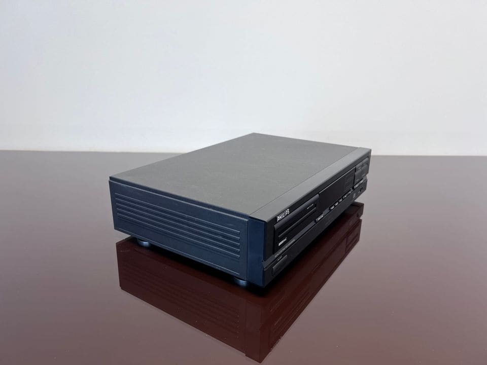 Philips CD 600 cd-speler schuin van links, zwarte behuizing met ribbels