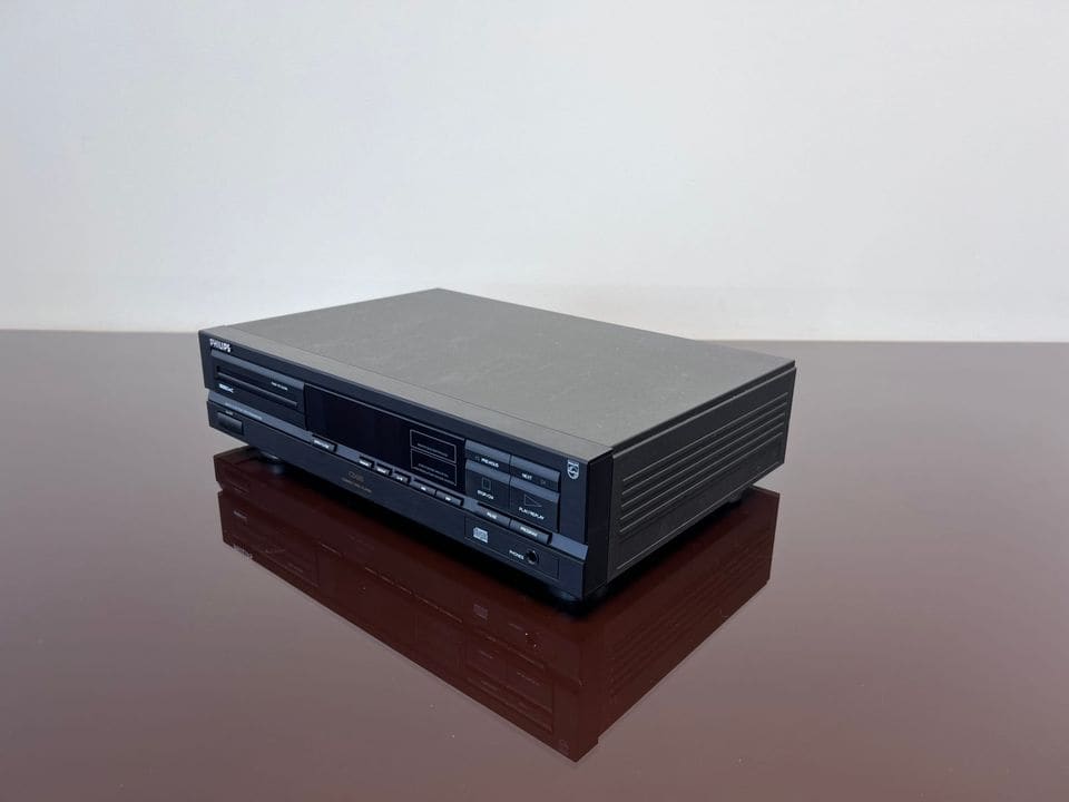 Philips CD 600 cd-speler schuin van rechts met zicht op de geribde zijkant