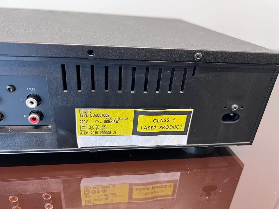 Typeplaatje 'Philips type CD600/00R' en cinch-uitgang op de achterkant