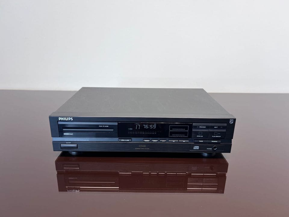 Philips CD 600 cd-speler in zwart, vooraanzicht met verlicht display