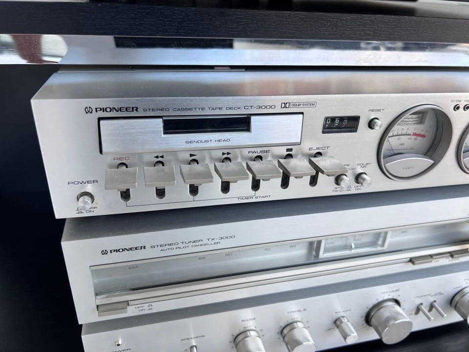 Pioneer CT-3000 cassettedeck met ronde VU-meter boven de TX-3000 tuner