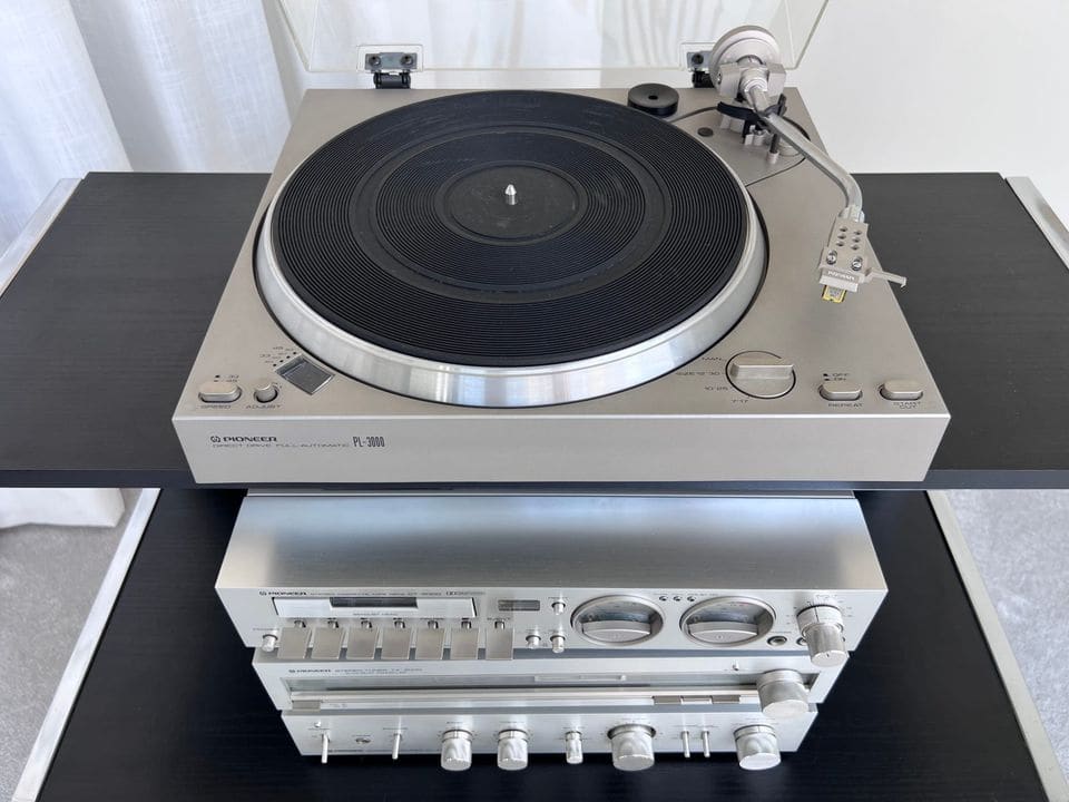 Pioneer PL-3000 platenspeler van boven gezien zonder stofkap, op de stereoketen