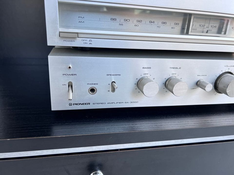 Zilveren frontpaneel van de Pioneer SA-3000 versterker met bas-, treble- en volumeknoppen