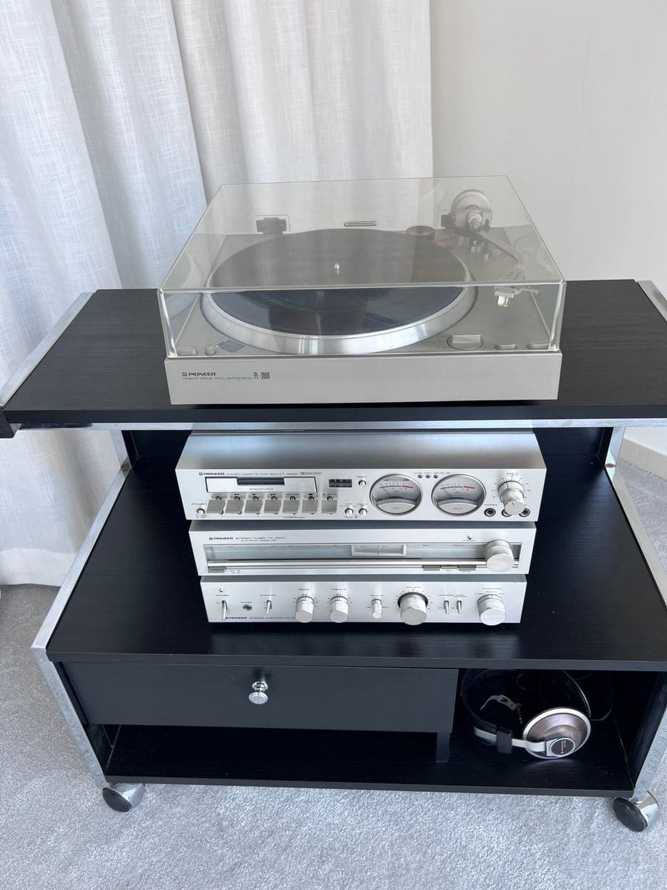 Pioneer 3000-serie set in zwart meubel met stofkap gesloten, vooraanzicht