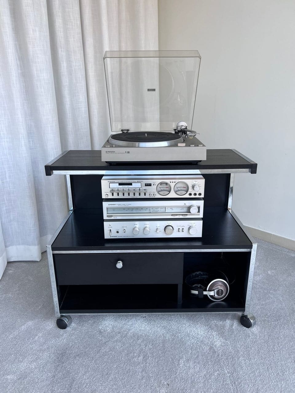 Complete Pioneer 3000-serie stereoketen met platenspeler, cassettedeck, tuner en versterker op zwart hifi-meubel