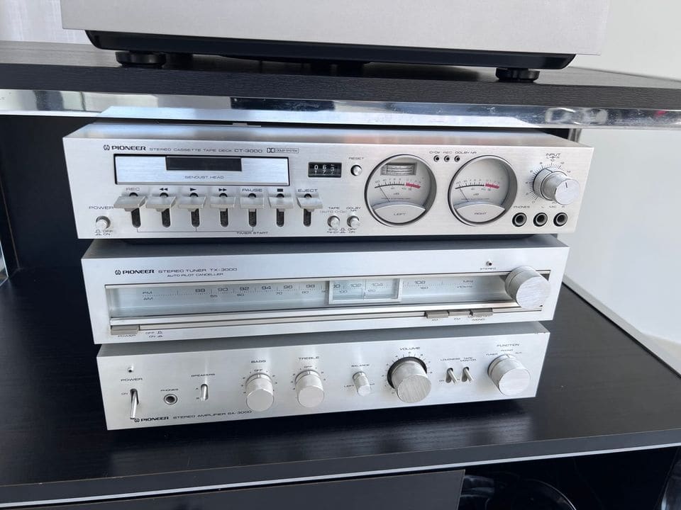 Pioneer CT-3000 cassettedeck, TX-3000 tuner en SA-3000 versterker gestapeld in zilver