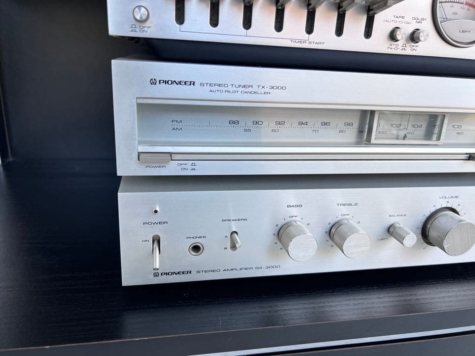 Pioneer TX-3000 AM/FM tuner met afstemschaal boven de SA-3000 versterker