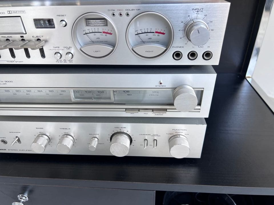 Close-up van de ronde VU-meters van het Pioneer CT-3000 cassettedeck