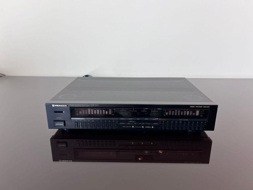 Pioneer GR-777 grafische equalizer in zwart, vooraanzicht met spectrumdisplay