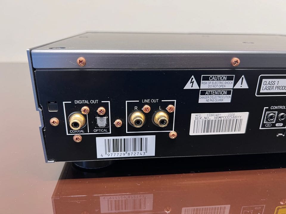 Vergulde RCA line-out en coaxiale en optische digitale uitgang van de Pioneer PD-D9