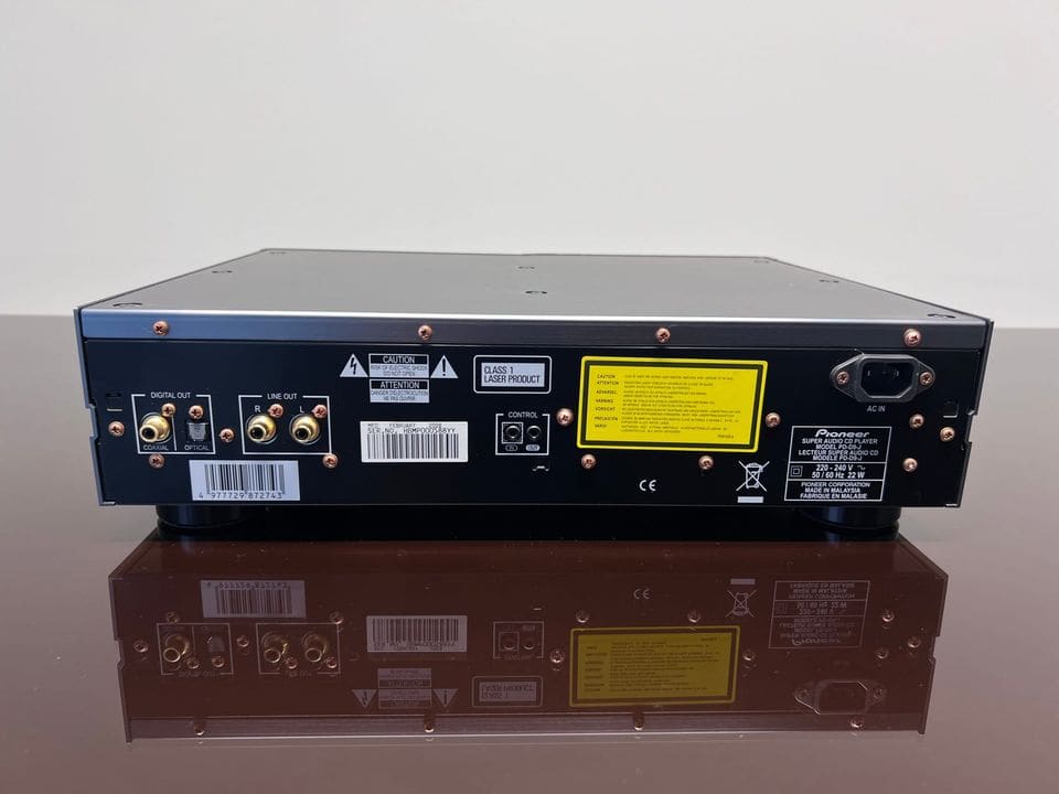Achterkant van de Pioneer PD-D9 met analoge en digitale uitgangen