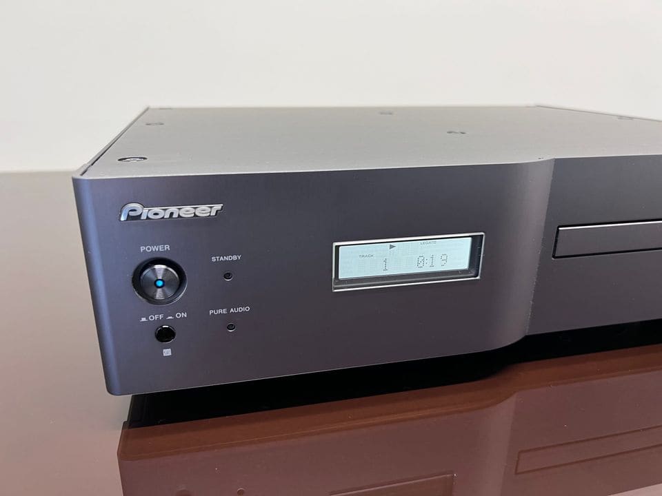 Pioneer PD-D9 linkerzijde met aan/uitknop, Pure Audio-indicator en display