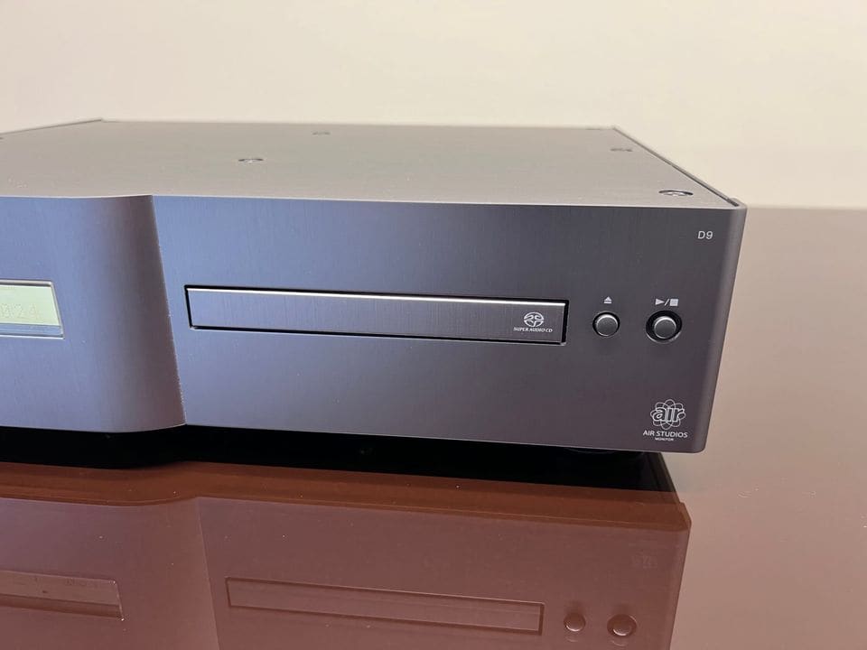 Rechterzijde van de Pioneer PD-D9 met disclade, bedieningsknoppen en SACD-logo