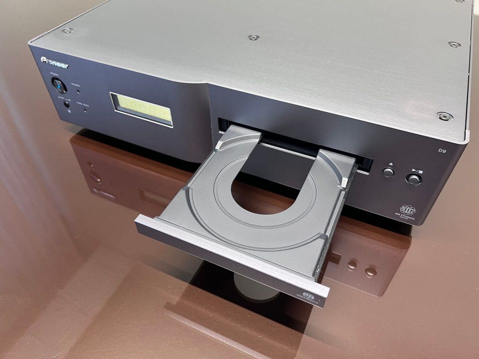 Pioneer PD-D9 met geopende disclade, schuin van bovenaf