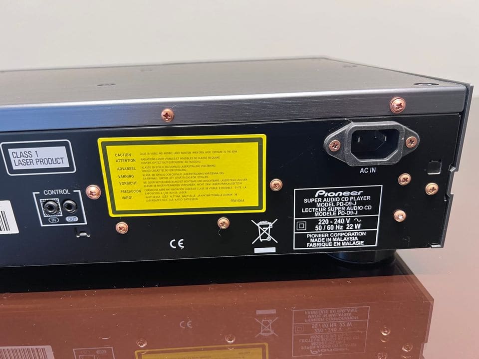 Typeplaatje, netaansluiting en control-ingang op de achterkant van de Pioneer PD-D9