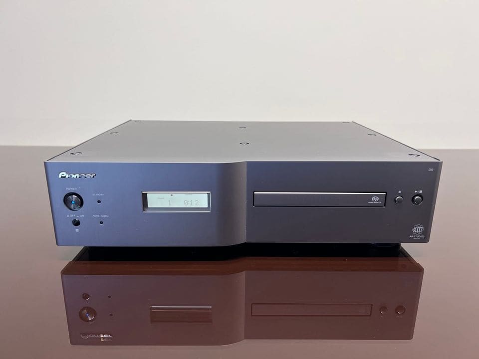 Pioneer PD-D9 SACD-speler in titaniumkleur, vooraanzicht op een spiegelende tafel