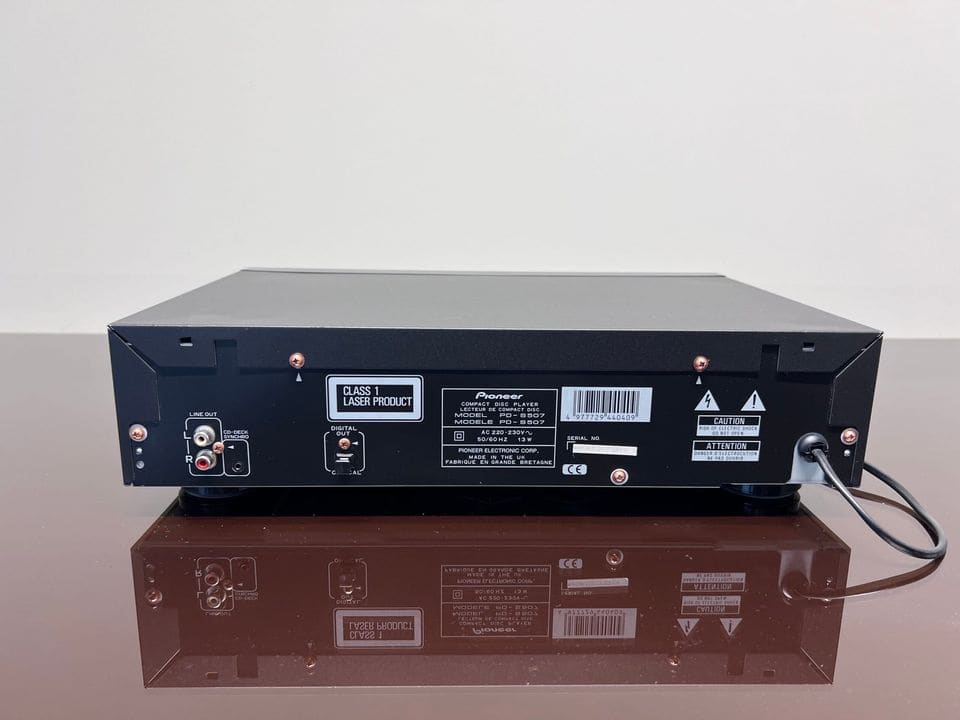 Achterkant van de Pioneer PD-S507 met cinch-uitgangen, typeplaatje en netsnoer