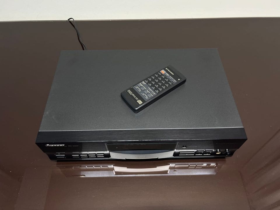 Pioneer PD-S507 van schuin boven met de originele afstandsbediening op de kap