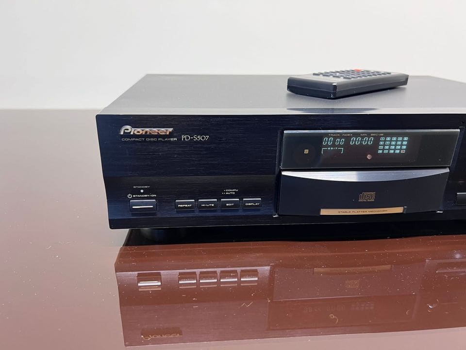 Front van de Pioneer PD-S507 met display, cd-lade en bedieningstoetsen