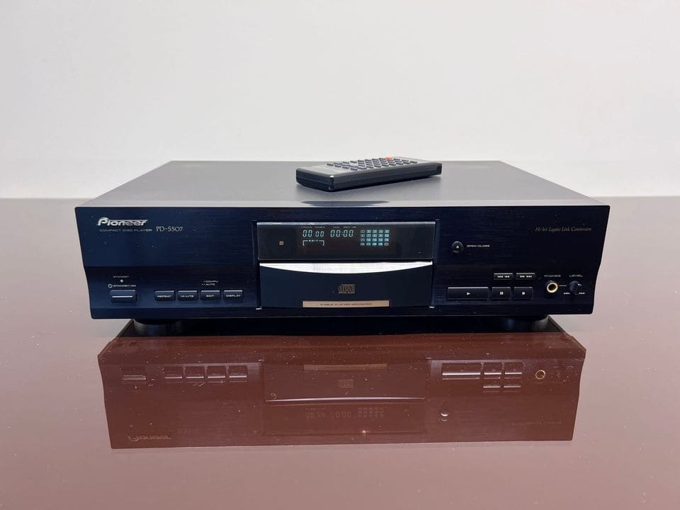Pioneer PD-S507 cd-speler in zwart, vooraanzicht met de afstandsbediening bovenop