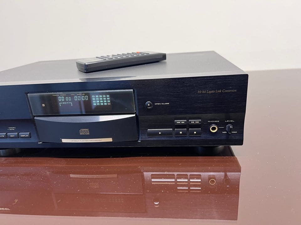 Rechterdeel van het front van de Pioneer PD-S507 met display en hoofdtelefoonaansluiting