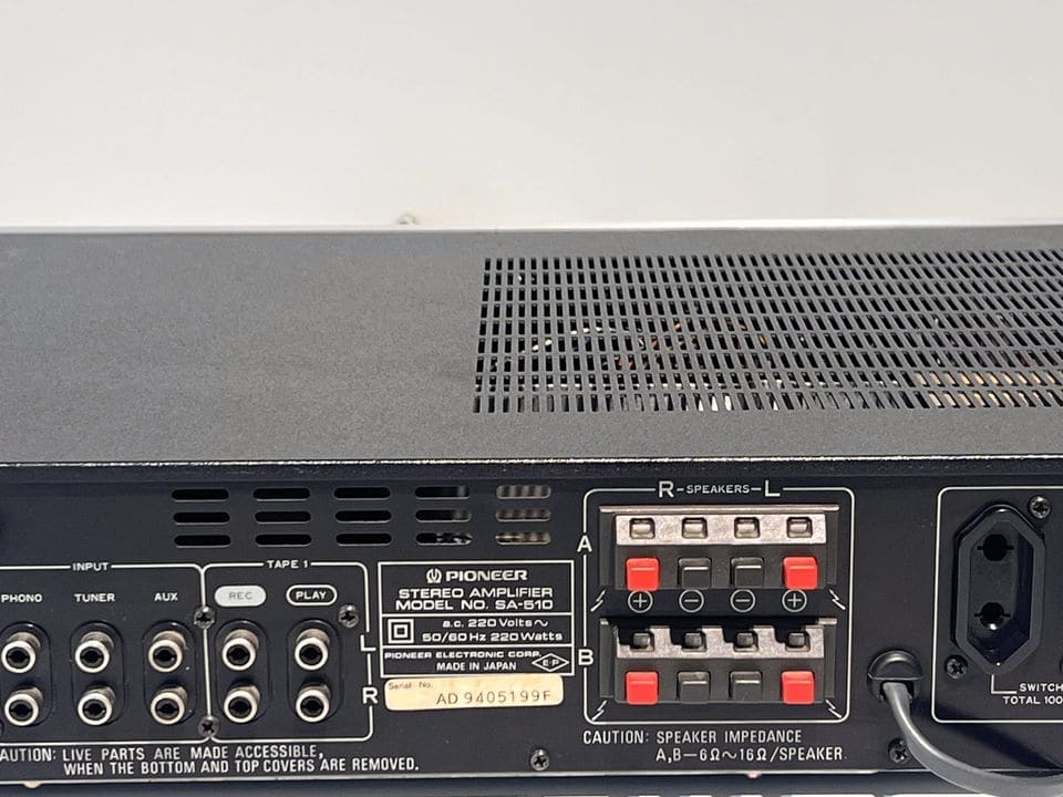 Phono-, tuner-, aux- en tape-ingangen en luidsprekerklemmen A/B van de Pioneer SA-510