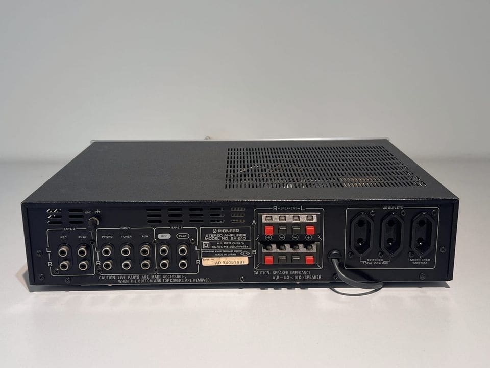 Achterkant van de Pioneer SA-510 met ingangen, luidsprekerklemmen en stopcontacten