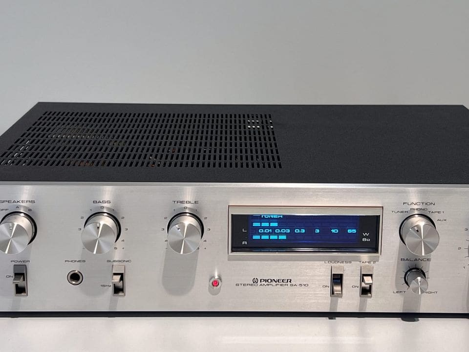 Close-up van de blauwe vermogensindicator en knoppen van de Pioneer SA-510