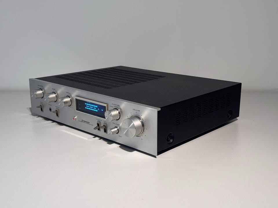 Pioneer SA-510 geïntegreerde versterker schuin van rechts