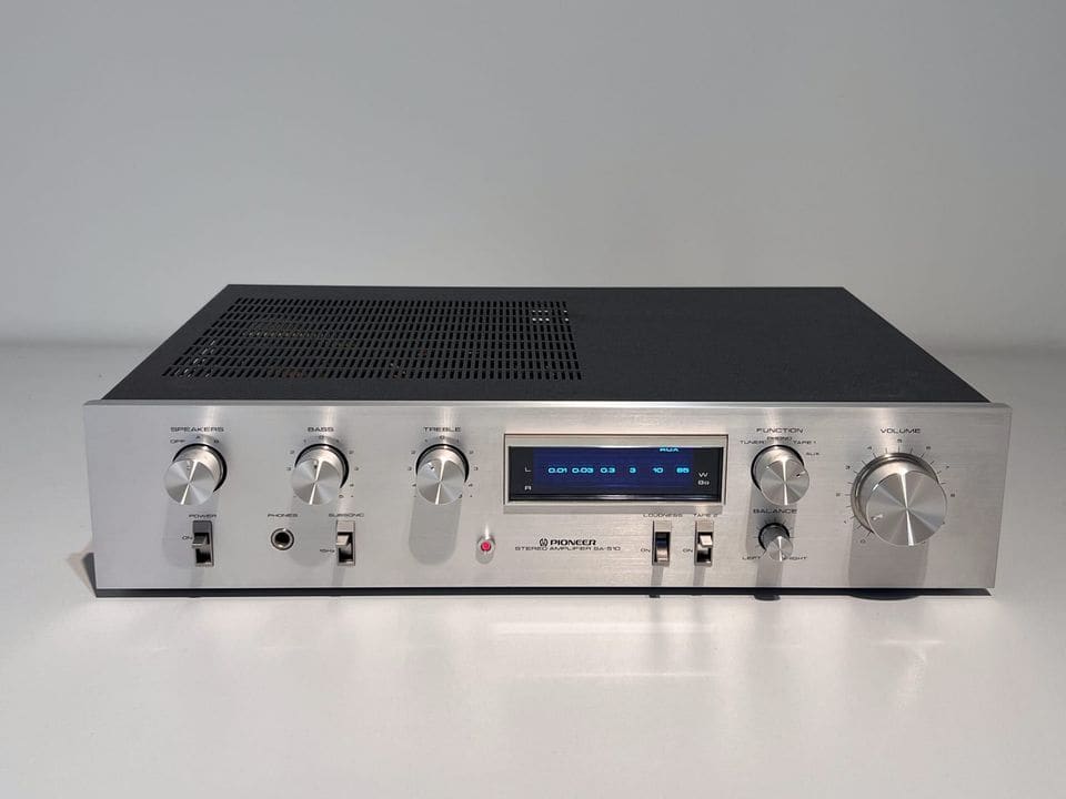 Pioneer SA-510 Blue Line vooraanzicht met volumeknop en toonregeling