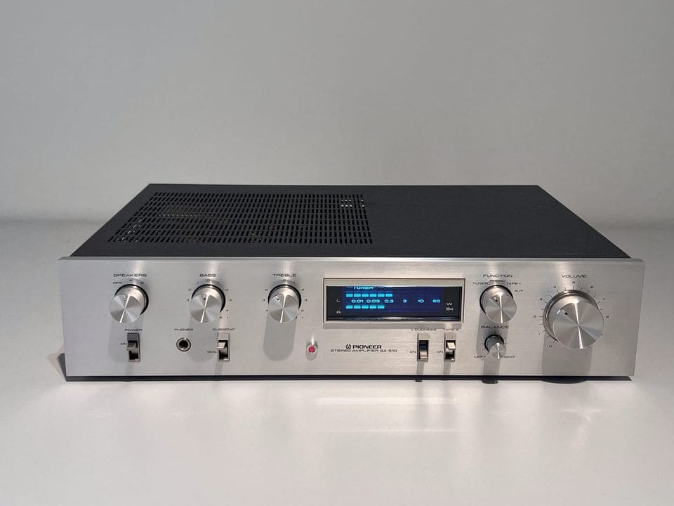 Pioneer SA-510 Blue Line versterker met zilver front en blauw verlichte vermogensindicator