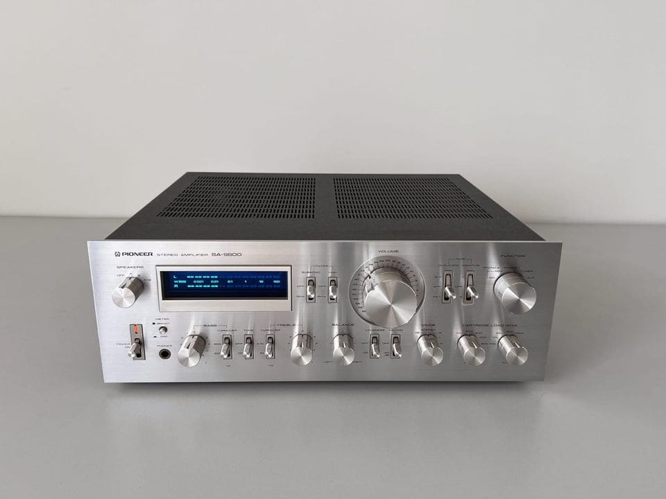 Pioneer SA-9800 versterker met zilveren front en blauw verlicht meterdisplay, vooraanzicht