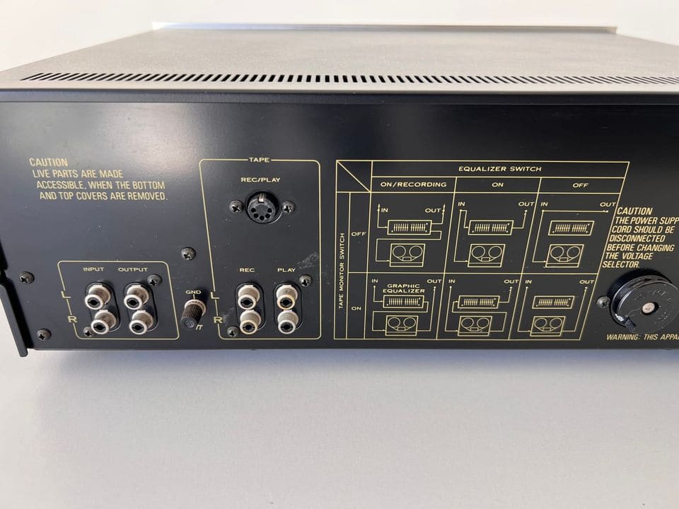 Input/output-, tape- en DIN-aansluitingen met schema van de equalizer-schakelaar