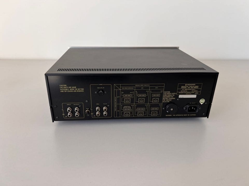 Achterkant van de Pioneer SG-9500 met cinch-aansluitingen en netaansluiting
