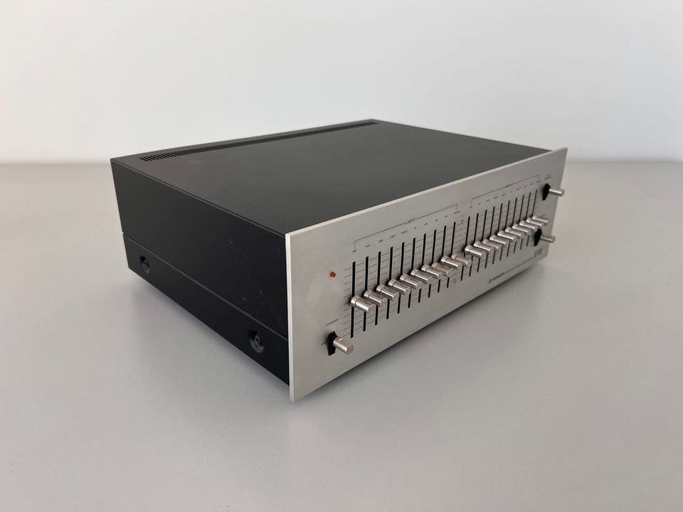 Pioneer SG-9500 schuin van links met zwarte behuizing