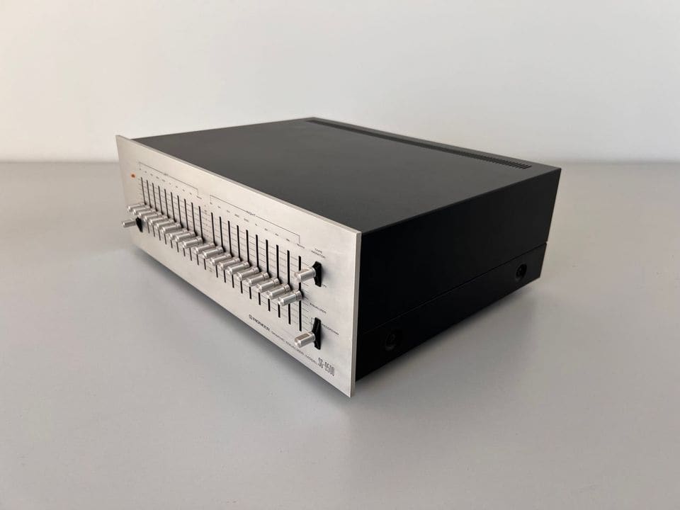 Pioneer SG-9500 schuin van rechts met rij frequentieschuiven