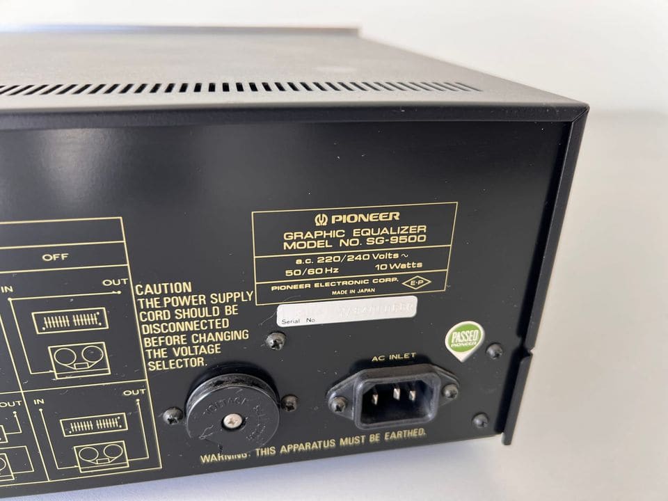 Typeplaatje Pioneer Graphic Equalizer Model No. SG-9500 en netspanningskiezer