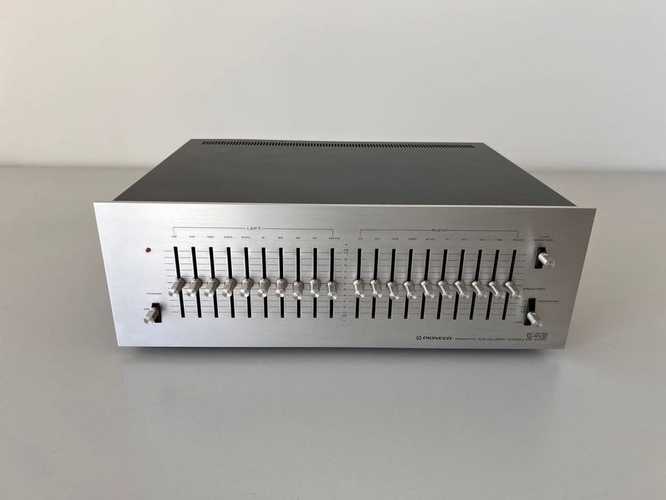 Pioneer SG-9500 grafische equalizer met zilveren front en schuifregelaars, vooraanzicht