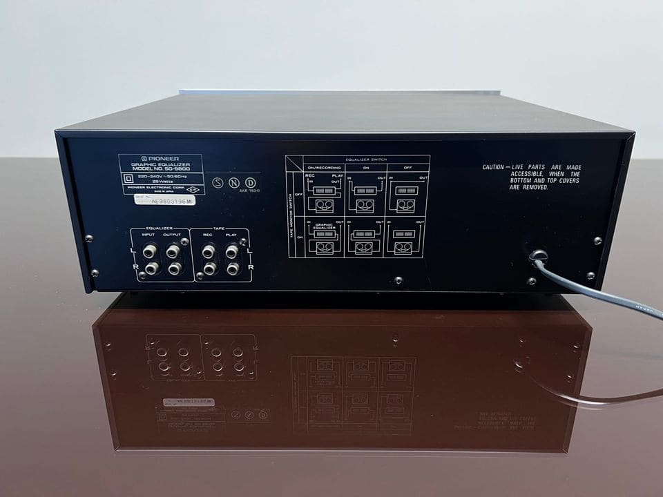 Achterkant van de Pioneer SG-9800 met cinch-aansluitingen voor equalizer en tape en netsnoer