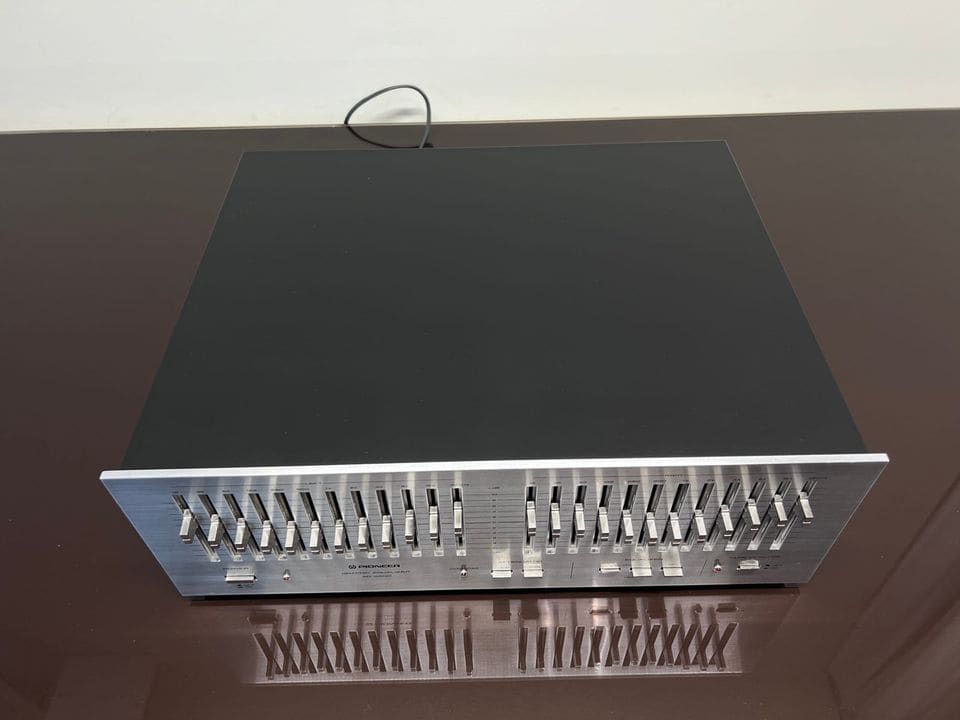 Pioneer SG-9800 van schuin boven met zwarte kap en zilveren front