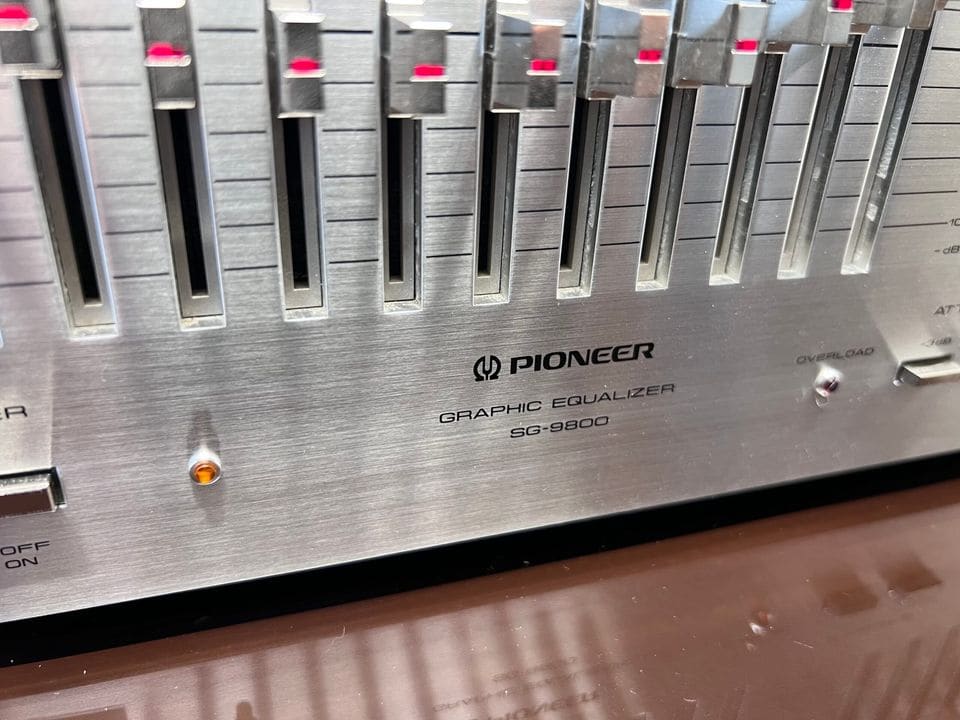 Close-up van het Pioneer-logo en het opschrift 'Graphic Equalizer SG-9800' tussen de regelaars